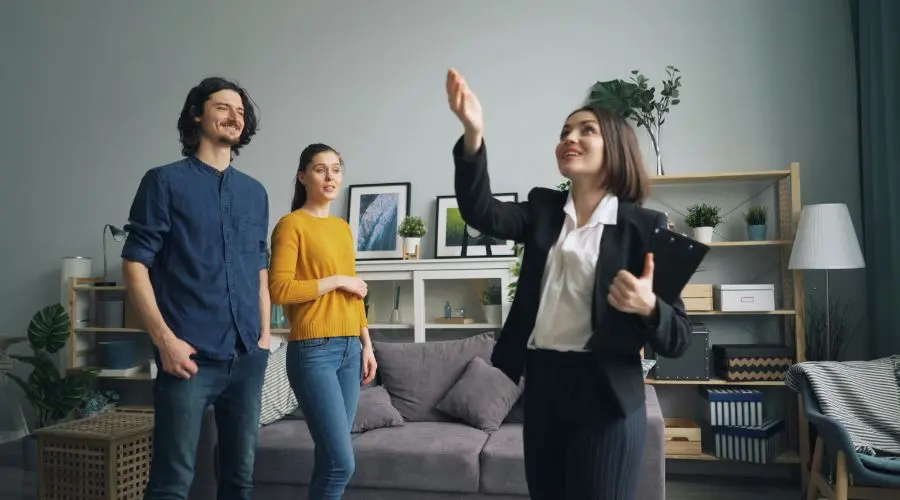 Courtière immobilière avec ses clients dans une maison à Gatineau